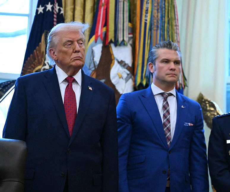 שר המלחמה האמריקני, פיט הגסת', לצד נשיא ארה״ב, דונלד טראמפ, 15 בדצמבר 2025