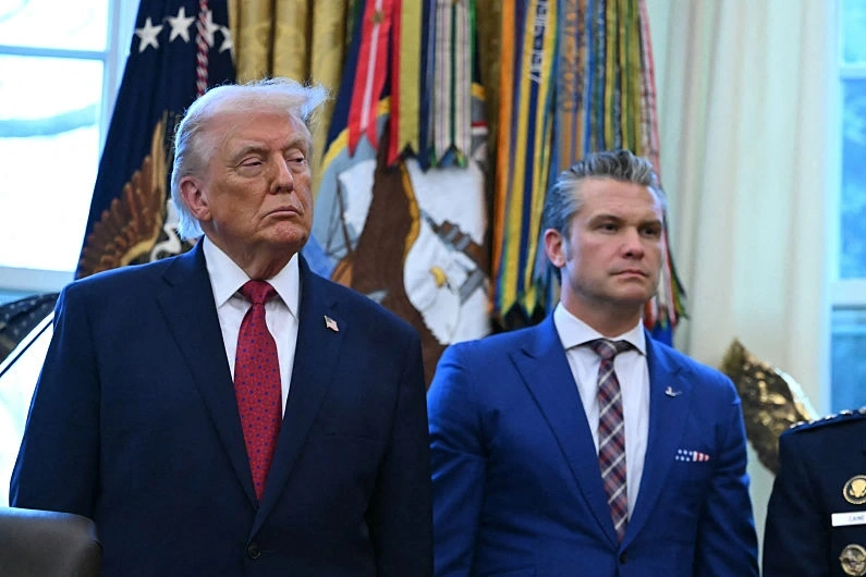 שר המלחמה האמריקני, פיט הגסת', לצד נשיא ארה״ב, דונלד טראמפ, 15 בדצמבר 2025