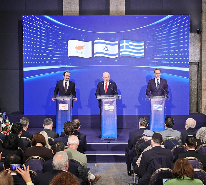 ראש ממשלת יוון קיריאקוס מיצוטאקיס (ימין), בינימין נתניהו ונשיא קפריסין ניקוס כריסטודולידיס, במסיבת עיתונאים משותפת בירושלים, 22 בדצמבר 2025