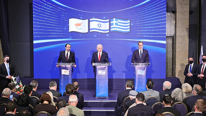 ראש ממשלת יוון קיריאקוס מיצוטאקיס (ימין), בינימין נתניהו ונשיא קפריסין ניקוס כריסטודולידיס, במסיבת עיתונאים משותפת בירושלים, 22 בדצמבר 2025