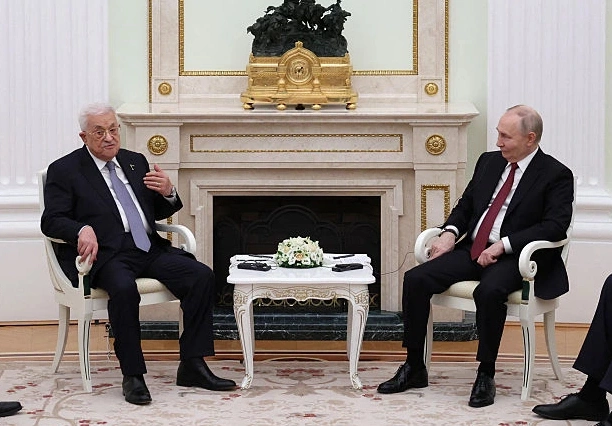 נשיא רוסיה, ולדימיר פוטין, ויו"ר הרשות הפלסטינית, מחמוד עבאס, בפגישתם במוסקבה היום