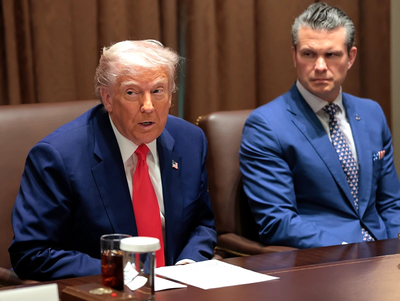 נשיא ארה"ב, דונלד טראמפ, ומזכיר ההגנה, פיט הגסת', 10 באפריל 2025