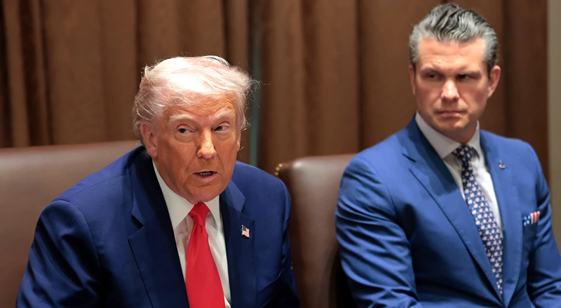 נשיא ארה"ב, דונלד טראמפ, ומזכיר ההגנה, פיט הגסת', 10 באפריל 2025