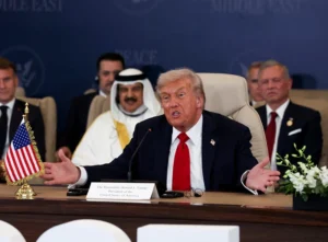 נשיא ארה"ב, דונלד טראמפ, בפסגה עם מנהיגי העולם על סיום המלחמה בעזה, 13 באוקטובר 2025