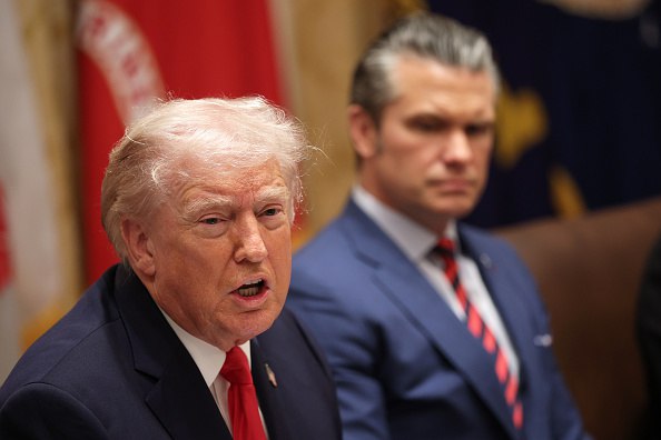 נשיא ארה''ב, דונלד טראמפ, מזכיר ההגנה האמריקני, פיט הגסת'