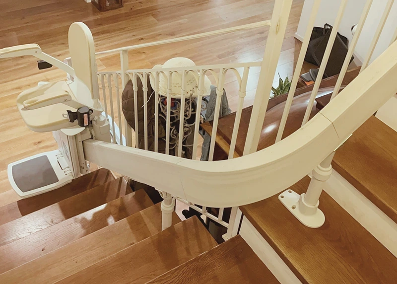 תקריב של מסילה מודולרית למעלון מדרגות ביתי