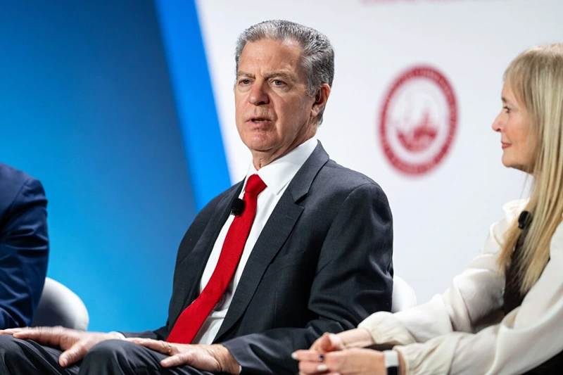 יו"ר משותפת של הוועידה, קתרינה לנטוס סווט, ושגריר ארה"ב לשעבר לענייני חופש דת בין-לאומי, סם בראונבק, במהלך הוועידה, 2 בפברואר 2026