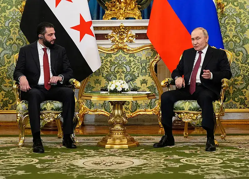 נשיא סוריה, אחמד א-שרע, ונשיא רוסיה, ולדימיר פוטין, במהלך ביקורו של א-שרע בקרמלין, 15 באוקטובר 2025