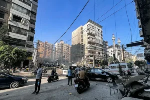 תושבים לבנונים לצד הריסות מפגיעה ישראלית בדרום ביירות, 6 ביוני 2025