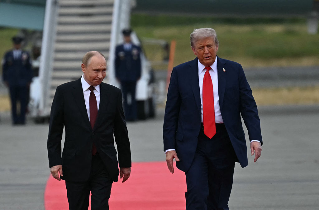 נשיא ארה״ב דונלד טראמפ, ונשיא רוסיה, ולדימיר פוטין, במהלך פגישתם באלסקה, 15 באוגוסט 2025