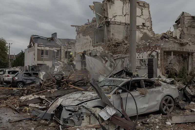 כוחות חילוץ אוקראינים באחת מזירות התקיפה הרוסיות בקייב, 28 בספטמבר 2025