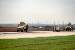 כוחות צבא ארה''ב מלווים שיירה המובילה עצורי דאעש מסוריה לעיראק, 7 בפברואר 2026