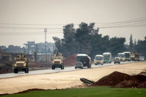 כלי רכב צבאיים אמריקניים מלווים עצירי דאע"ש מסוריה לעיראק, 7 בפברואר 2026