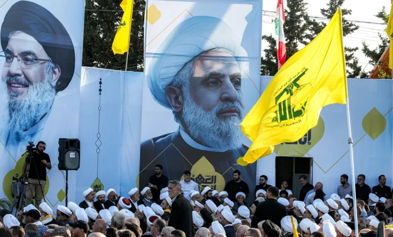 תמונתו של מזכ"ל חיזבאללה, נעים קאסם, במהלך אזכרה לחסן נסראללה, 27 בספטמבר 2025