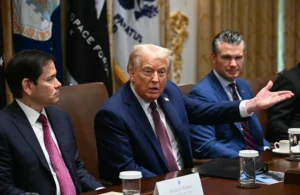 נשיא ארה"ב, דונלד טראמפ, בישיבת קבינט עם מזכיר המדינה, מרקו רוביו, ומזכיר ההגנה, פיט הגסת', 26 באוגוסט 2025