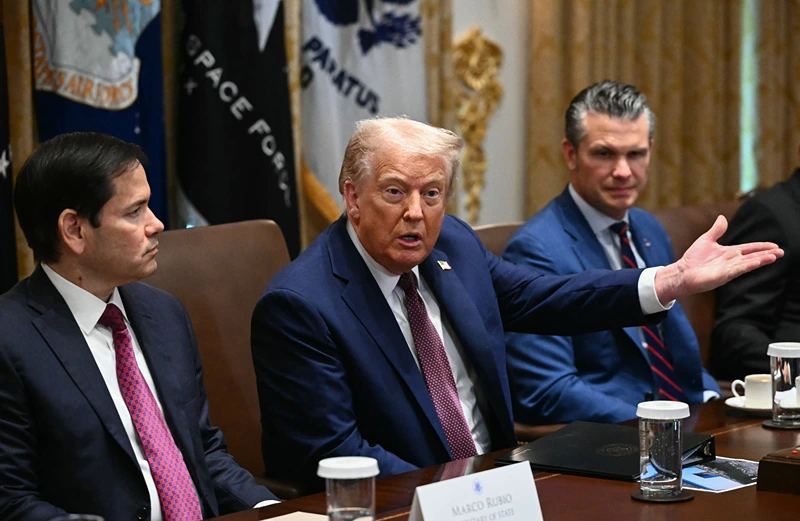 נשיא ארה"ב, דונלד טראמפ, בישיבת קבינט עם מזכיר המדינה, מרקו רוביו, ומזכיר ההגנה, פיט הגסת', 26 באוגוסט 2025