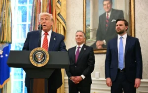 נשיא ארה"ב, דונלד טראמפ, סגן הנשיא, ג'יי די ואנס, והשליח למזרח התיכון סטיב ויטקוף, 6 במאי 2025