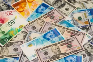 אילוסטרציה, שטרות דולר אמריקני ושקל ישראלי