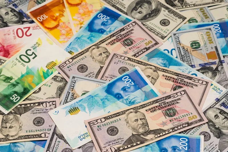 אילוסטרציה, שטרות דולר אמריקני ושקל ישראלי