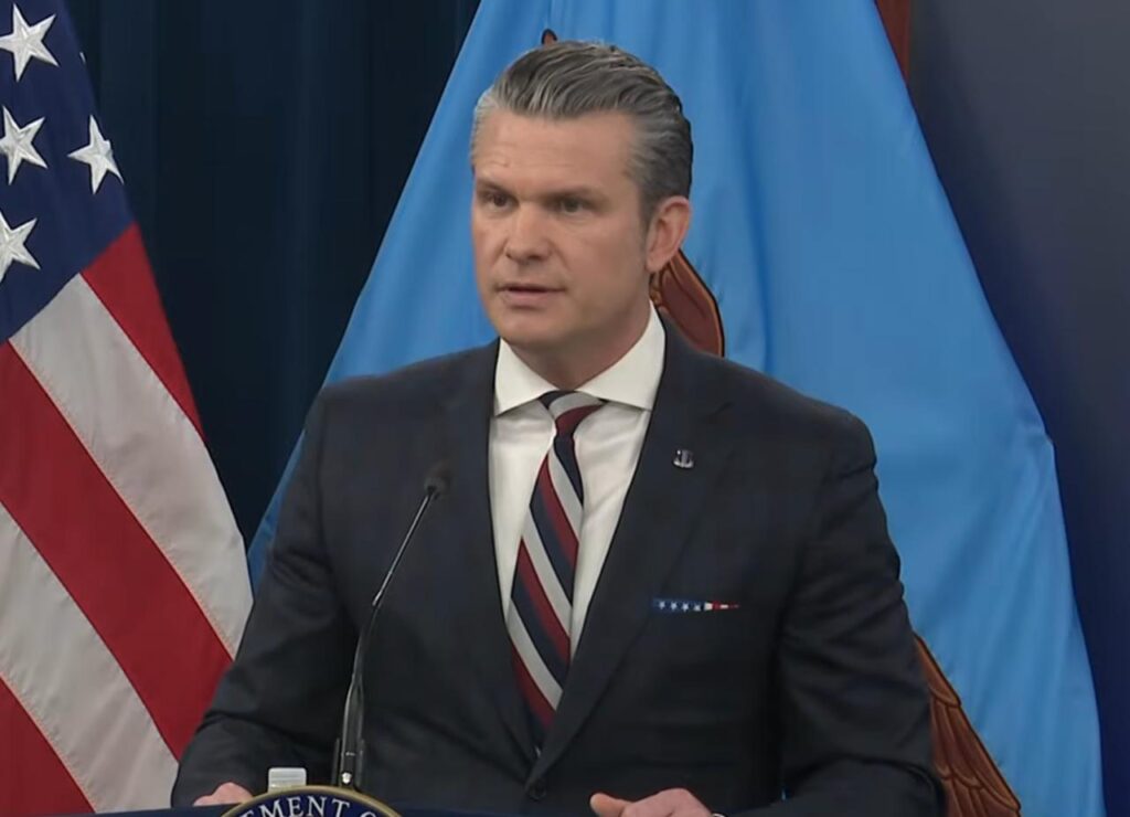 מזכיר המלחמה האמריקני, פיט הגסת', במהלך מסיבת העיתונאים היום