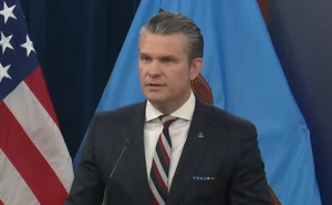 מזכיר המלחמה האמריקני, פיט הגסת', במהלך מסיבת העיתונאים היום