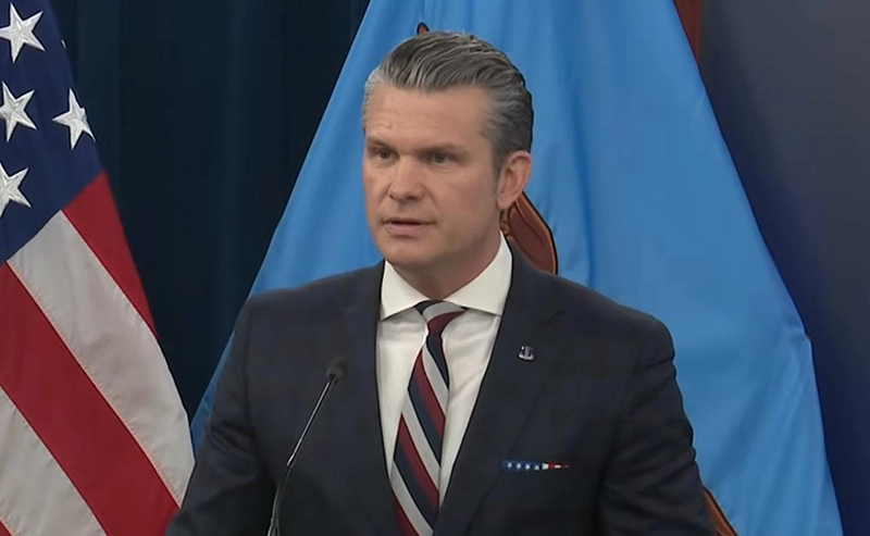 מזכיר המלחמה האמריקני, פיט הגסת', במהלך מסיבת העיתונאים היום