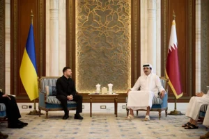 נשיא אוקראינה, וולודימיר זלנסקי, ואמיר קטאר, שיח' תמים בן חמאד אאל ת'אני, במהלך ביקורו של זלנסקי בקטאר