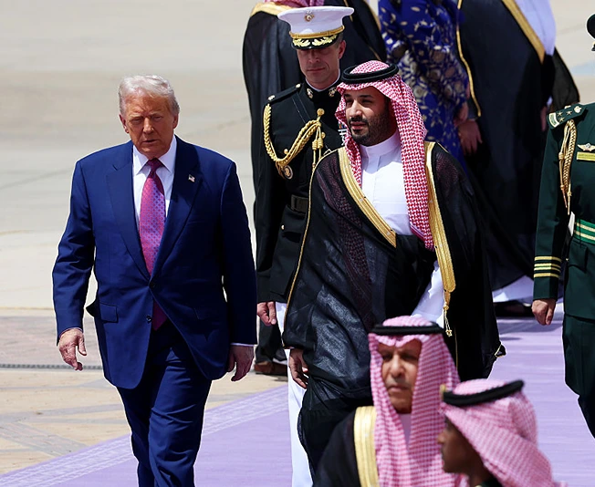 נשיא ארה"ב, דונלד טראמפ, ויורש העצר הסעודי, מוחמד בן סלמאן, בעת ביקורו של טראמפ בריאד, 13 במאי 2025
