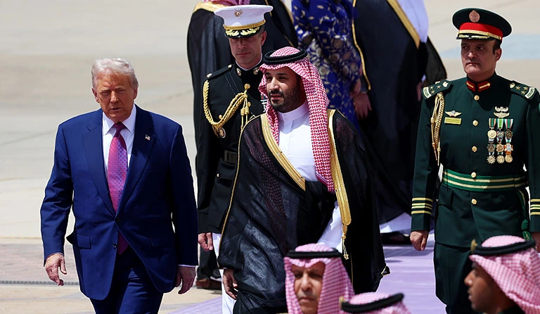 נשיא ארה"ב, דונלד טראמפ, ויורש העצר הסעודי, מוחמד בן סלמאן, בעת ביקורו של טראמפ בריאד, 13 במאי 2025