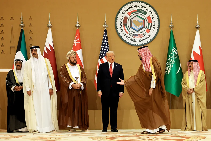 נשיא ארה״ב דונלד טראמפ, יורש העצר הסעודי מוחמד בן סלמאן, השייח' משעל אל-אחמד אל-סבאח מכווית, השייח' תמים בן חמד אאל-ת'אני מקטר, סגן ראש ממשלת עומאן אסעד בן טארק אל-סעיד ומלך בחריין חמד בן עיסא אל-ח'ליפה, 14 במאי 2025