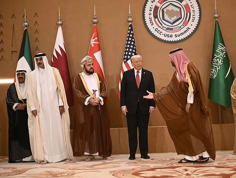 יורש העצר הסעודי מוחמד בן סלמאן, נשיא ארה״ב דונלד טראמפ, השייח' משעל אל-אחמד אל-סבאח מכווית, השייח' תמים בן חמד אאל-ת'אני מקטר, סגן ראש ממשלת עומאן אסעד בן טארק אל-סעיד ומלך בחריין חמד בן עיסא אל-ח'ליפה, 14 במאי 2025