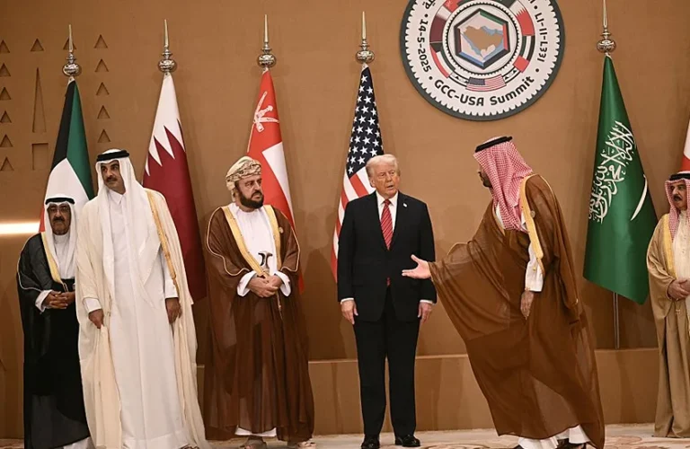 יורש העצר הסעודי מוחמד בן סלמאן, נשיא ארה״ב דונלד טראמפ, השייח' משעל אל-אחמד אל-סבאח מכווית, השייח' תמים בן חמד אאל-ת'אני מקטר, סגן ראש ממשלת עומאן אסעד בן טארק אל-סעיד ומלך בחריין חמד בן עיסא אל-ח'ליפה, 14 במאי 2025