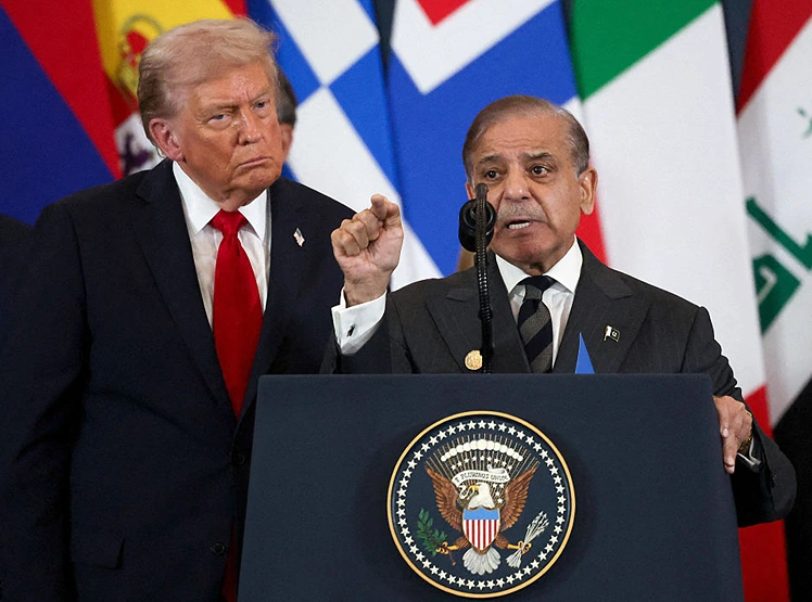 ראש ממשלת פקיסטן, שהבז שריף, ונשיא ארה"ב, דונלד טרמאפ, במהלך פסגת עזה בשארם א-שייח, 13 באוקטובר 2025