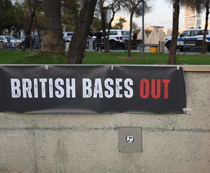 שלט מחאה נגד נוכחות הבסיסים הבריטיים בקפריסין, 3 במרץ 2026