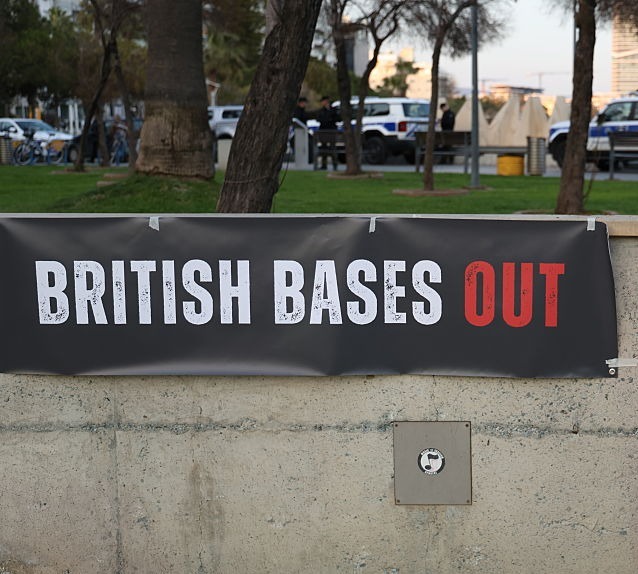 שלט מחאה נגד נוכחות הבסיסים הבריטיים בקפריסין, 3 במרץ 2026