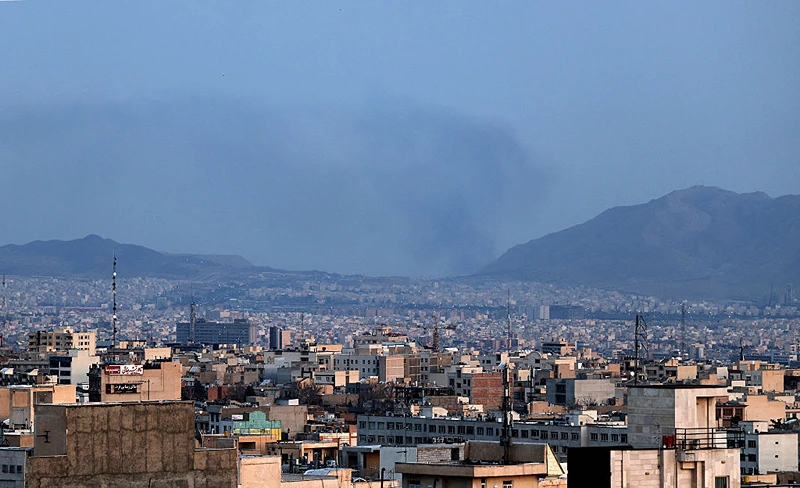 עשן מיתמר לאחר תקיפה בטהראן היום