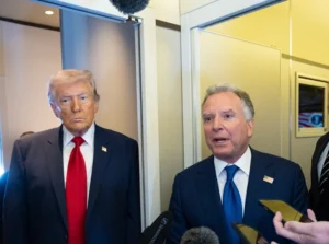 נשיא ארה"ב, דונלד טראמפ, והשליח למזרח התיכון סטיב ויטקוף על המטוס הנשיאותי, 7 במרץ 2026