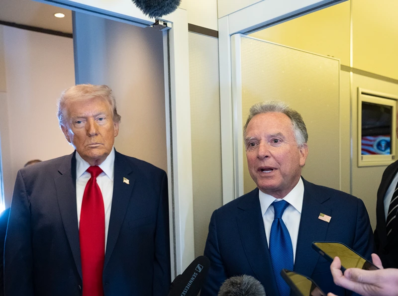 נשיא ארה"ב, דונלד טראמפ, והשליח למזרח התיכון סטיב ויטקוף על המטוס הנשיאותי, 7 במרץ 2026