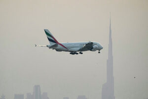 מטוס של חברת אמירטס מתכונן לנחיתה בנמל התעופה בדובאי, 8 במרץ 2026