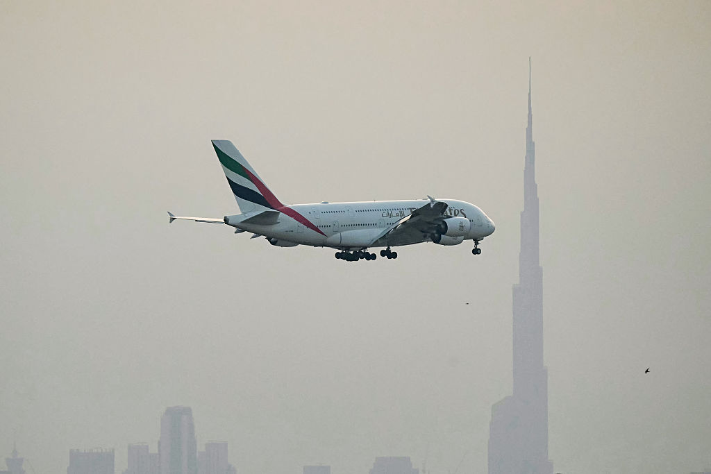 מטוס של חברת אמירטס מתכונן לנחיתה בנמל התעופה בדובאי, 8 במרץ 2026