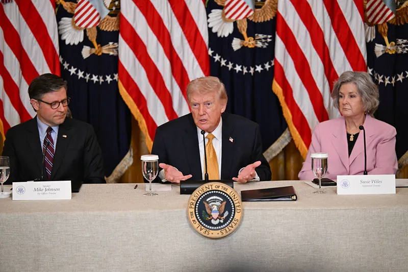 ראש הסגל של הבית הלבן סוזי ווילס, נשיא ארה"ב דונלד טראמפ ויו"ר בית הנבחרים מייק ג'ונסון