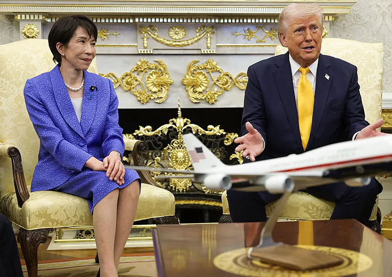 נשיא ארה"ב, דונלד טראמפ, וראש ממשלת יפן, סנאה טאקאיצ'י, במהלך מסיבת העיתונאים היום