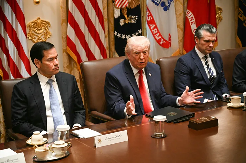 שר המלחמה האמריקני, פיט הגסת', נשיא ארה״ב, דונלד טראמפ, ומזכיר המדינה האמריקני, מרקו רוביו, 26 במרץ 2026