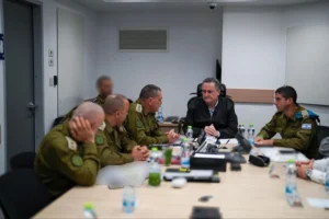 שר הביטחון, ישראל כ"ץ, בהערכת מצב עם הרמטכ"ל בקריה, 24 במרץ 2026