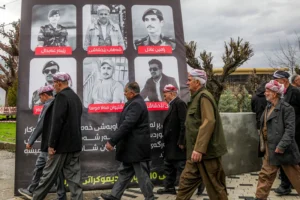 כורדים משתתפים בטקס זיכרון לשישה לוחמים שנהרגו במתקפה איראנית בחבל כורדיסטן, 25 במרץ 2026