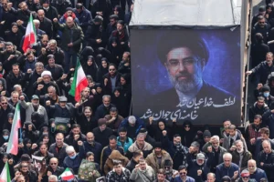 תמונתו של המנהיג העליון החדש של איראן, מוג'תבא ח'מינאי, במהלך הלוויתם של מפקדי משמרות המהפכה, 11 במרץ 2026