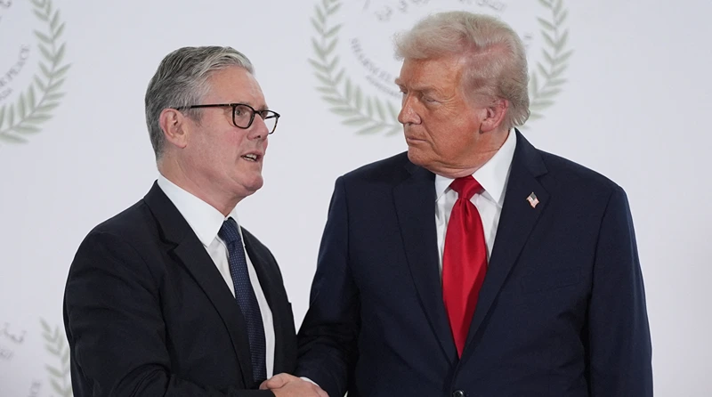 נשיא ארה"ב, דונלד טראמפ, וראש ממשלת בריטניה, קיר סטארמר, 13 באוקטובר 2025