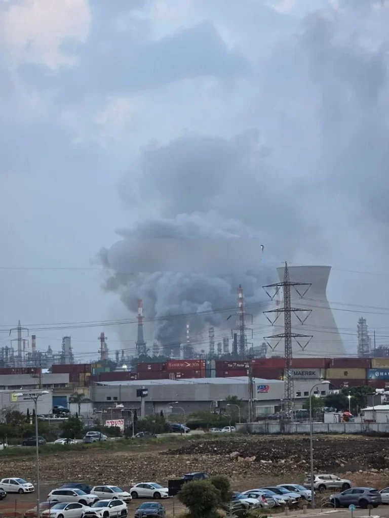 תיעוד מהנפילה בבתי הזיקוק בחיפה | צילום: דוברות כבאות והצלה