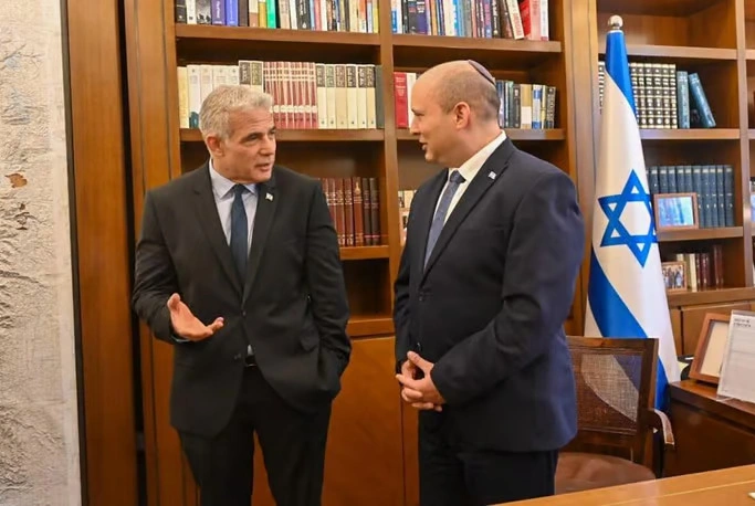 ראש הממשלה לשעבר, נפתלי בנט, וראש הממשלה לשעבר וראש האופוזיציה, יאיר לפיד