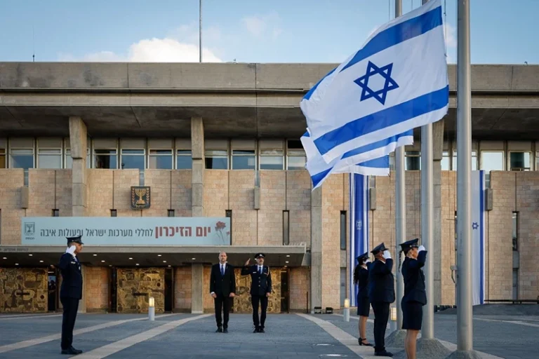 ערב יום הזיכרון לחללי מערכות ישראל ופעולות האיבה | דגלי ישראל ברחבת הכנסת בירושלים הורדו לחצי התורן.